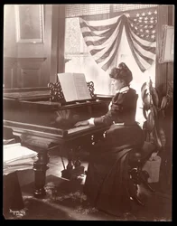 Mevrouw Florence Clinton Sutro speelt piano in haar huis op 320 West 102nd Street, New York, 1899